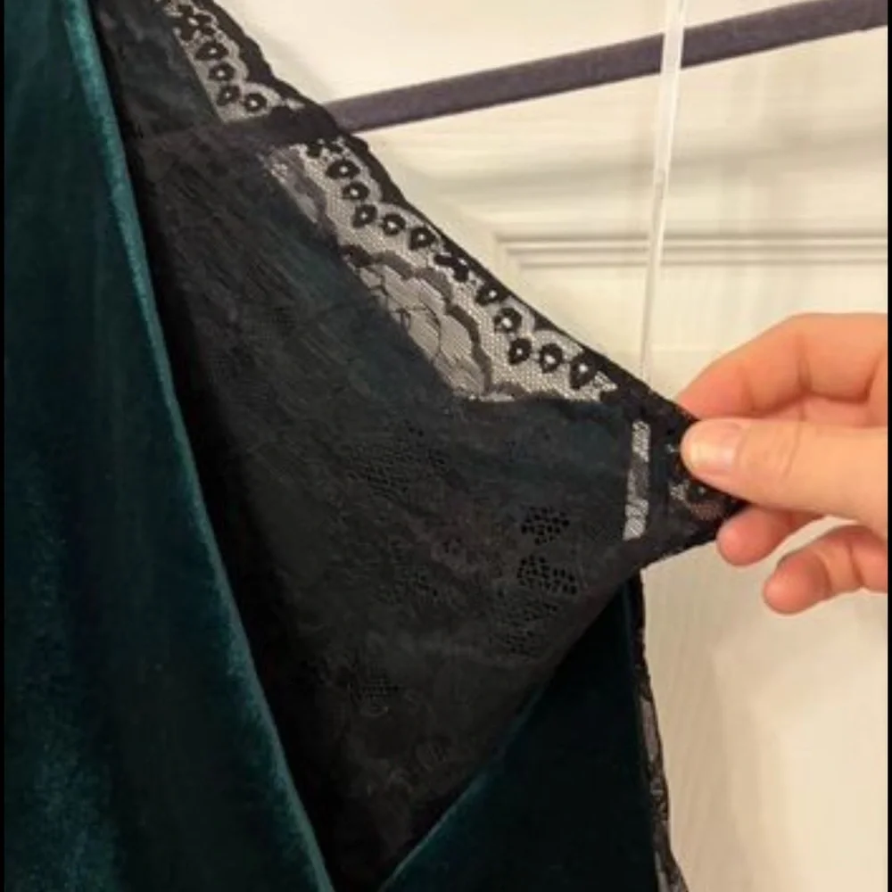 Lulu’s NWT- Gorgeous hunter green velvet cocktail dress. - Picture 4 of 6